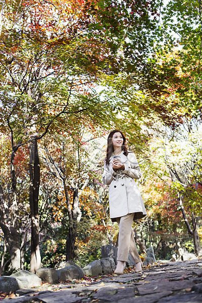 따뜻함 여유 티타임 휴식 20대 성인 성인여자한명만 여자 청년여자한명만 한국인 한명 JPG 포토 가을(계절) 걷기 단풍나무 산책로 수목원 야외 전신 주간 커피 테이크아웃 트렌치코트 파주