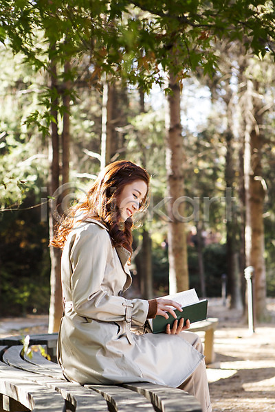 여유 집중 클래식 20대 성인 성인여자한명만 여자 청년여자한명만 한국인 한명 JPG 옆모습 포토 가을(계절) 독서 벤치 상반신 수목원 앉기 야외 읽기 주간 책 트렌치코트 파주 펼침