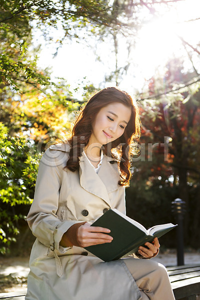 여유 집중 클래식 20대 성인 성인여자한명만 여자 청년여자한명만 한국인 한명 JPG 포토 가을(계절) 독서 벤치 상반신 수목원 앉기 야외 읽기 주간 책 트렌치코트 파주 펼침