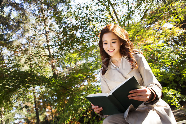 여유 클래식 20대 성인 성인여자한명만 여자 청년여자한명만 한국인 한명 JPG 앞모습 포토 가을(계절) 독서 미소(표정) 벤치 상반신 수목원 앉기 야외 읽기 주간 책 트렌치코트 파주 펼침