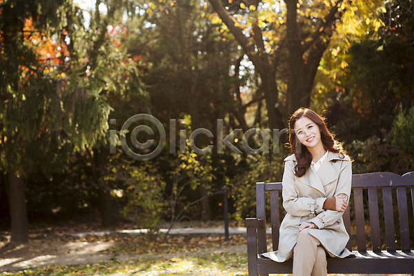 상쾌 여유 휴식 20대 성인 성인여자한명만 여자 청년여자한명만 한국인 한명 JPG 앞모습 포토 가을(계절) 다리꼬기 미소(표정) 벤치 상반신 수목원 앉기 야외 주간 트렌치코트 파주