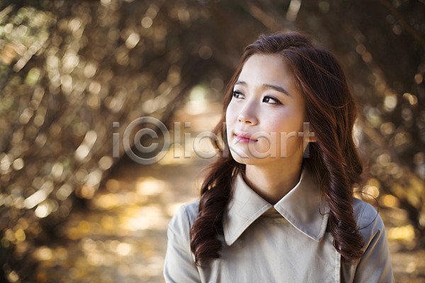 산책 상쾌 여유 휴식 20대 성인 성인여자한명만 여자 청년여자한명만 한국인 한명 JPG 아웃포커스 앞모습 포토 가을(계절) 나무 상반신 수목원 야외 주간 터널 트렌치코트 파주