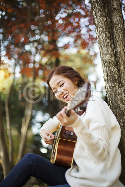 순수 여유 즐거움 클래식 행복 20대 성인 성인여자한명만 여자 청년여자한명만 한국인 한명 JPG 옆모습 포토 가을(계절) 나무기둥 상반신 수목원 스웨터 앉기 야외 연주 주간 통기타 파주