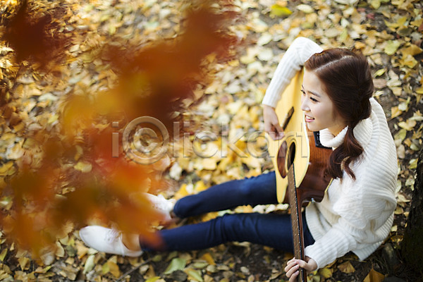 순수 여유 즐거움 클래식 행복 20대 성인 성인여자한명만 여자 청년여자한명만 한국인 한명 JPG 포토 가을(계절) 낙엽 수목원 스웨터 앉기 야외 연주 전신 주간 통기타 파주