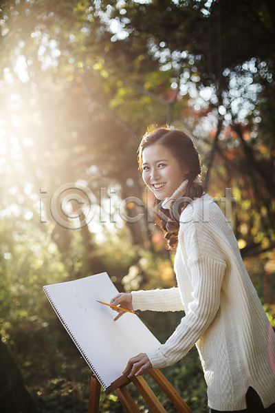 순수 여유 즐거움 클래식 행복 20대 성인 성인여자한명만 여자 청년여자한명만 한국인 한명 JPG 옆모습 포토 가을(계절) 그림 미소(표정) 미술 상반신 수목원 스웨터 스케치 야외 주간 파주