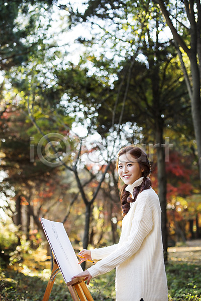 순수 여유 즐거움 클래식 행복 20대 성인 성인여자한명만 여자 청년여자한명만 한국인 한명 JPG 옆모습 포토 가을(계절) 그림 미소(표정) 미술 상반신 수목원 스웨터 스케치 야외 양갈래머리 주간 파주