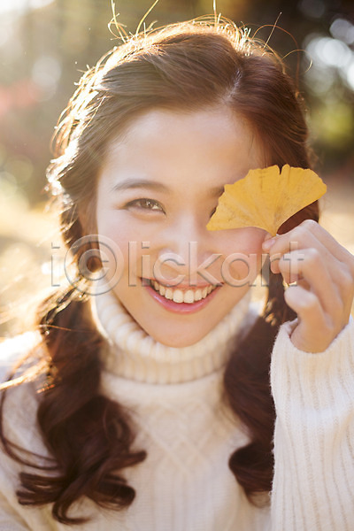 상쾌 여유 휴식 20대 성인 성인여자한명만 여자 청년여자한명만 한국인 한명 JPG 앞모습 포토 가을(계절) 눈가림 미소(표정) 상반신 수목원 스웨터 야외 양갈래머리 은행잎 주간 파주