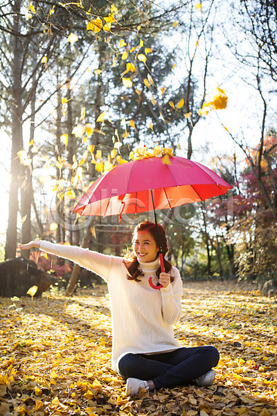 떨어짐 상쾌 여유 휴식 20대 성인 성인여자한명만 여자 청년여자한명만 한국인 한명 JPG 앞모습 포토 가부좌 가을(계절) 낙엽 미소(표정) 손뻗기 수목원 스웨터 앉기 야외 양갈래머리 우산 은행잎 전신 주간 파주 펼침