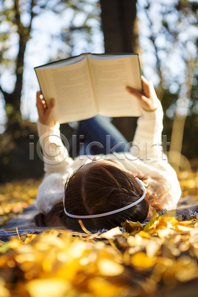 여유 집중 클래식 20대 성인 성인여자한명만 여자 청년여자한명만 한국인 한명 JPG 포토 가을(계절) 낙엽 눕기 독서 상반신 수목원 스웨터 야외 음악감상 읽기 주간 책 파주 펼침 헤드폰