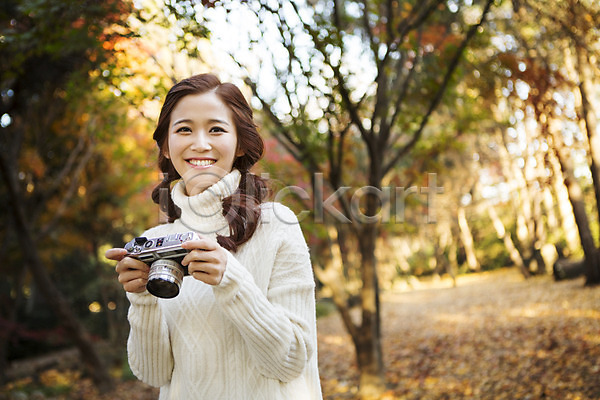 순수 여유 즐거움 클래식 행복 20대 성인 성인여자한명만 여자 청년여자한명만 한국인 한명 JPG 앞모습 포토 가을(계절) 미소(표정) 사진촬영 상반신 수목원 스웨터 야외 양갈래머리 주간 카메라 파주