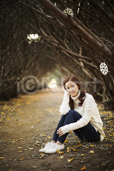 상쾌 여유 휴식 20대 성인 성인여자한명만 여자 청년여자한명만 한국인 한명 JPG 포토 가을(계절) 나무 수목원 스웨터 앉기 야외 양갈래머리 전신 주간 터널 파주