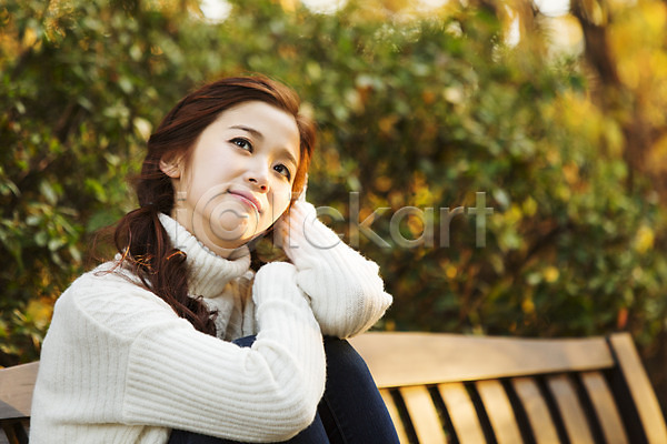 상쾌 여유 휴식 20대 성인 성인여자한명만 여자 청년여자한명만 한국인 한명 JPG 옆모습 포토 가을(계절) 벤치 상반신 수목원 스웨터 앉기 야외 주간 파주