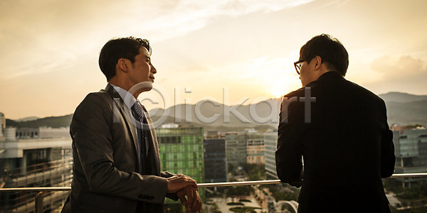 격려 여유 위로 휴식 30대 남자 두명 성인 성인남자만 한국인 JPG 뒷모습 옆모습 포토 국내포토 기댐 난간 대화 도시 마주보기 발코니 비즈니스맨 상반신 야외 일몰 정장 주간