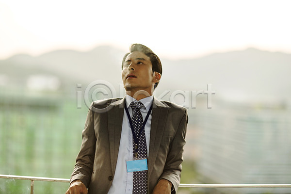 고독 고민 휴식 30대 남자 성인 한국인 한명 JPG 앞모습 포토 기댐 난간 담배 도시 발코니 비즈니스맨 사원증 상반신 야외 정장 주간 흡연