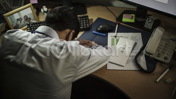 갈등 고민 슬픔 30대 남자 성인 한국인 한명 JPG 뒷모습 포토 가족사진 비즈니스맨 사무실 사표 상반신 실내 앉기 엎드리기 퇴사