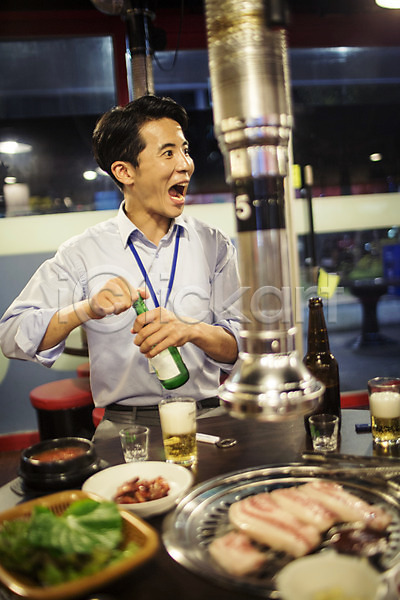 격려 위로 30대 남자 성인 한국인 한명 JPG 앞모습 포토 고깃집 비즈니스맨 상반신 소주 소주병 식당 실내 앉기 오픈 웃음 정장 혼족 회식