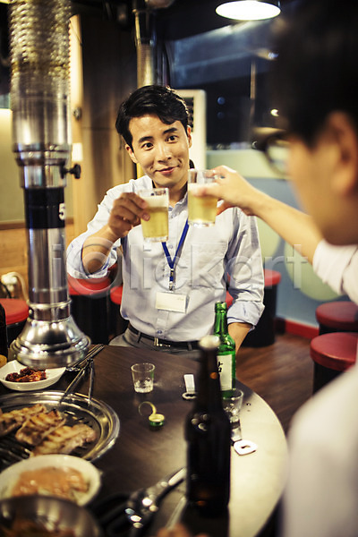 격려 위로 30대 남자 두명 성인 성인남자만 한국인 JPG 앞모습 포토 건배 고깃집 맥주 맥주잔 비즈니스맨 사원증 상반신 식당 실내 앉기 정장 회식