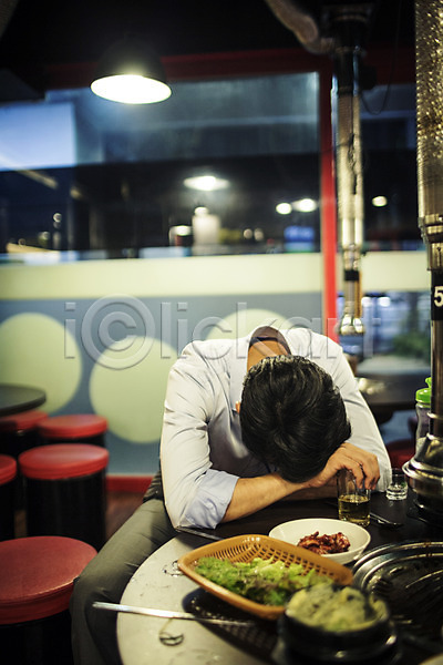 고독 졸음 피곤 30대 남자 성인 성인남자한명만 장년남자한명만 한국인 한명 JPG 앞모습 포토 고깃집 비즈니스맨 상반신 식당 실내 앉기 엎드리기 정장 회식