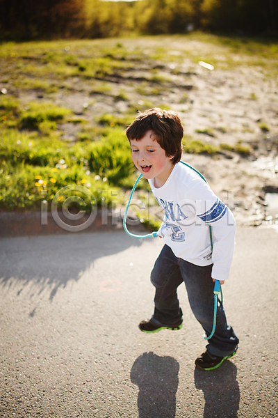 청춘(젊음) 남자 백인 소년 어린이 한명 JPG 포토 해외이미지 거리 놀이 맑음 밧줄 빛 야외 점프 해외202004