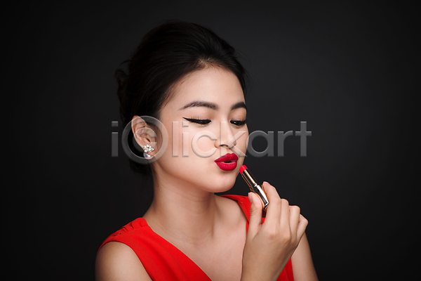 동양인 성인 성인여자한명만 여자 한명 JPG 앞모습 포토 해외이미지 검은색 들기 립스틱 뷰티 상반신 실내 해외202004 화장