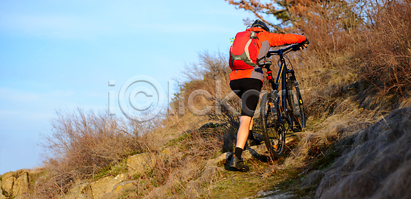 남자 성인 성인남자한명만 한명 JPG 포토 해외이미지 경사 라이더 라이프스타일 산 산악자전거 숲 승차 안전 야외 언덕 자전거 풍경 해외202004 해외포토 헬멧