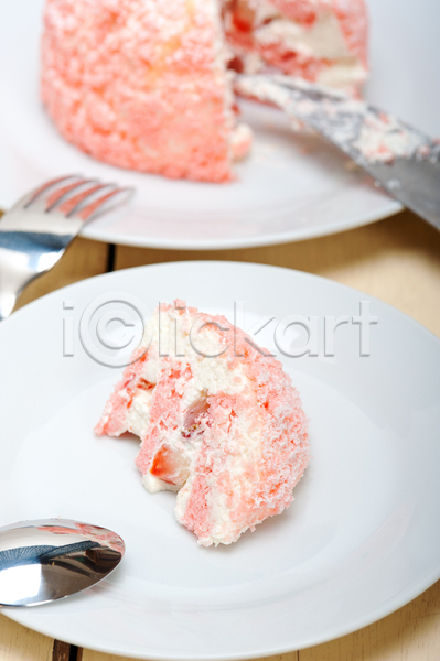 달콤 사람없음 JPG 아웃포커스 포토 해외이미지 딸기 딸기케이크 분홍색 생크림 식기 접시 조각 케이크 해외202004