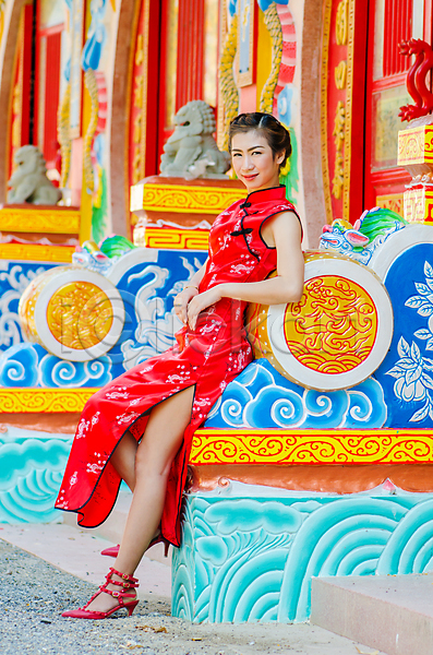 새로움 동양인 사람 여자 한명 JPG 포토 해외이미지 드레스 모델 문 문화 미소(표정) 빨간색 새해 서기 아시아 연도 오픈 옷 유행 전통 주기 중국 직물 치파오 해외202004