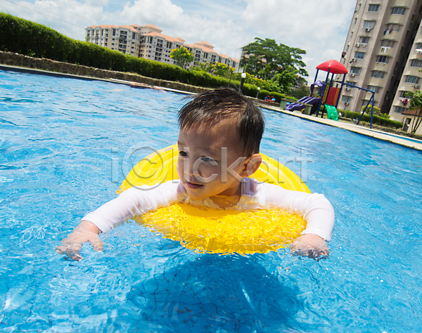 기쁨 떨어짐 행복 동양인 사람 사람없음 소년 아기 어린이 JPG 포토 해외이미지 가족 건강 걸음마 놀이 당구 물 미소(표정) 바다 수영 수영선수 야외 여름(계절) 젖음 파란색 해외202004 휴가