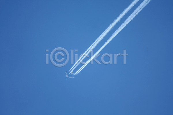 사람없음 JPG 포토 해외이미지 구름(자연) 비행기 비행운 야외 제트기 주간 파란색 하늘 해외202004
