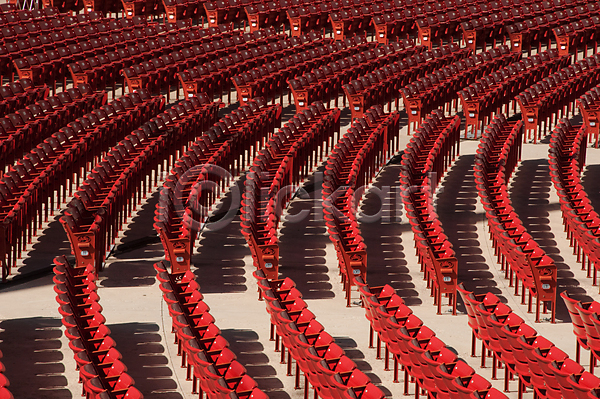 사람없음 JPG 포토 해외이미지 객석 건축양식 경기장 극장 많음 백그라운드 빨간색 스포츠 야외 의자 이벤트 줄서기 추상 패턴 플라스틱 해외202004