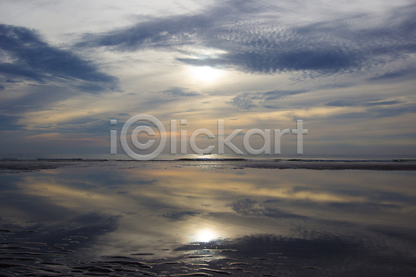 사람없음 JPG 포토 해외이미지 거울 구름(자연) 모래 바다 반사 아침 일출 태국 태양 파도 하늘 해외202004