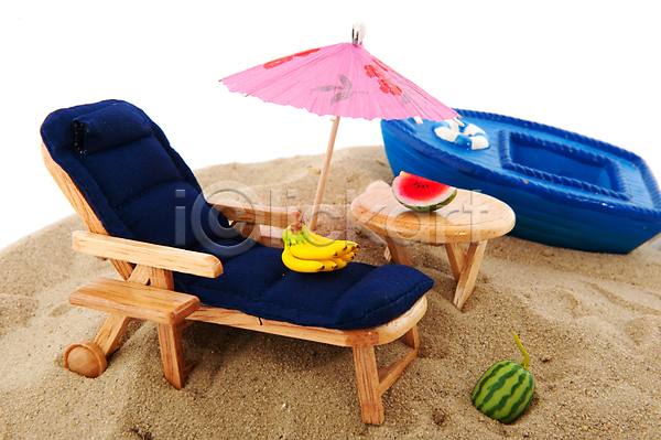 침묵 휴식 사람없음 JPG 포토 해외이미지 고립 과일 멜론 모래 모래언덕 바나나 백그라운드 보트 쌓기 양산 여름(계절) 여행 장면 침대 컨셉 탁자 파란색 해외202004 휴가 흰색