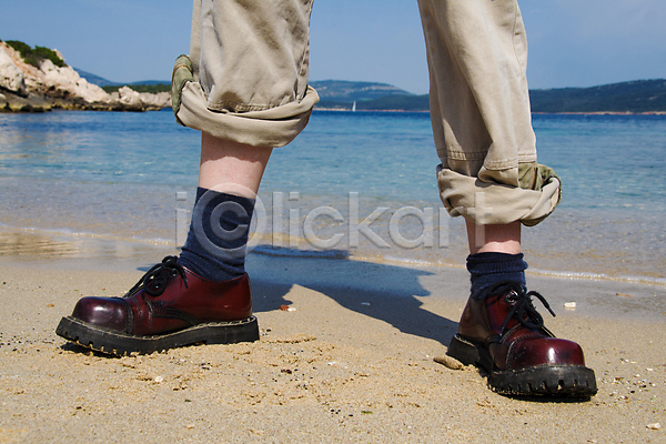 사람 사람없음 성인 여자 JPG 포토 해외이미지 1 건강 걷기 라이프스타일 모래 물 바다 바위 백그라운드 부츠 서기 신발 야외 양발 여름(계절) 여행 자연 파란색 하이킹 해외202004 휴가
