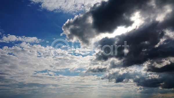 사람없음 JPG 포토 해외이미지 구름(자연) 날씨 내추럴 물 백그라운드 빛 야외 어둠 우주 자연 천국 파란색 폭풍 풍경(경치) 하늘 해외202004 햇빛 환경 흰색