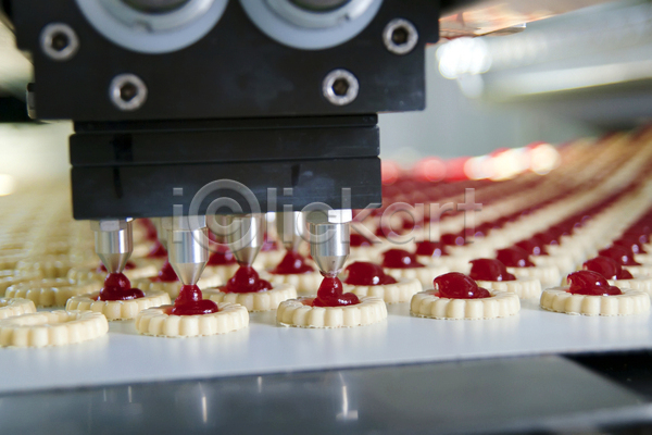 사람없음 JPG 아웃포커스 포토 해외이미지 공장 기계 딸기시럽 만들기 실내 일렬 잼 짜기 쿠키 해외202004