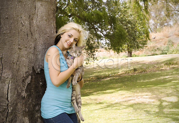 청춘(젊음) 백인 여자 한명 JPG 포토 해외이미지 고양이 공원 금발 나무 동물 라이프스타일 반려동물 정원 초록색 해외202004