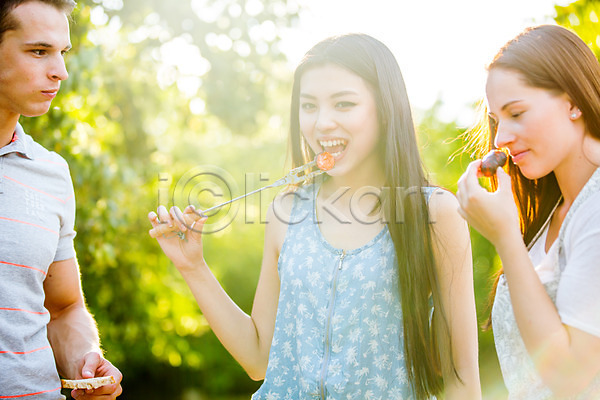 즐거움 20대 남자 서양인 성인 성인만 세명 여자 외국인 JPG 앞모습 포토 먹기 상반신 서기 야외 정원 주간 친구 파티 햇빛