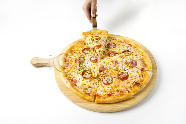 사람 신체부위 한명 JPG 포토 도마 서양음식 손 스튜디오촬영 실내 오브젝트 음식 페퍼로니피자 피자 피자칼