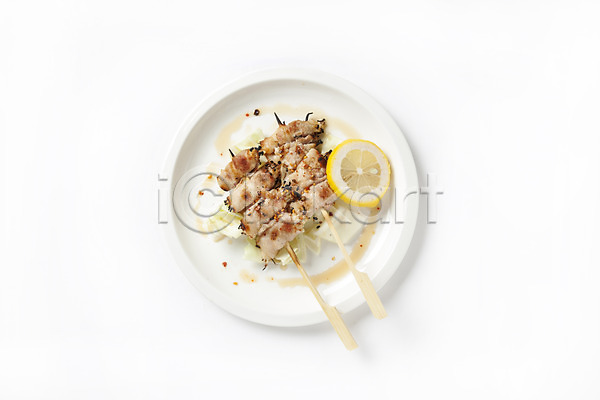 사람없음 JPG 포토 하이앵글 꼬치 베이컨꼬치 스튜디오촬영 실내 안주 오브젝트 음식 접시 팽이버섯