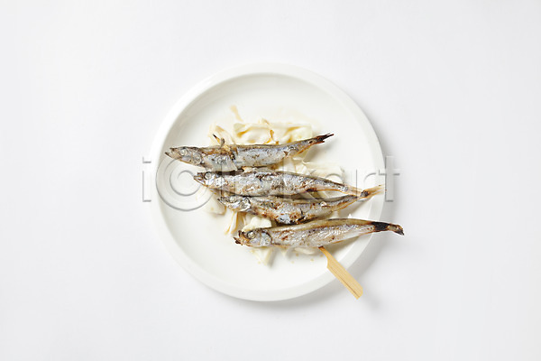 사람없음 JPG 포토 하이앵글 꼬치 스튜디오촬영 시샤모꼬치 실내 열빙어 오브젝트 음식 일본음식 접시