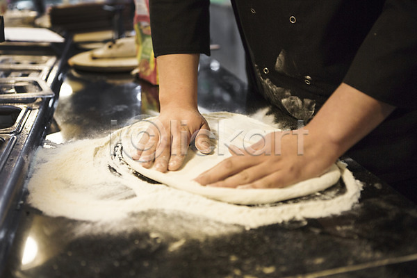 과정 요리중 사람 신체부위 한명 JPG 포토 밀가루 밀가루반죽 반죽 서양음식 손 실내 요리사 음식 주방 피자