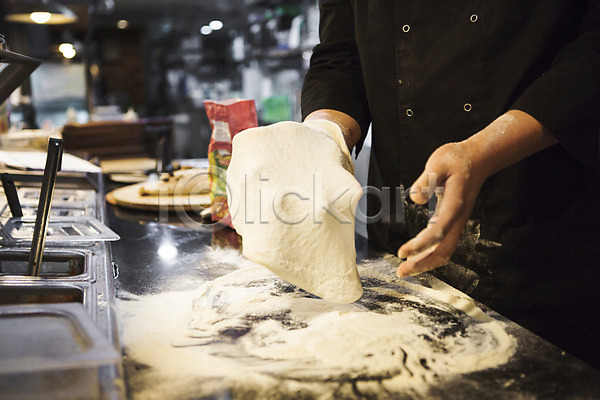 과정 요리중 사람 신체부위 한명 JPG 포토 밀가루 밀가루반죽 반죽 서양음식 손 실내 요리사 음식 주방 피자