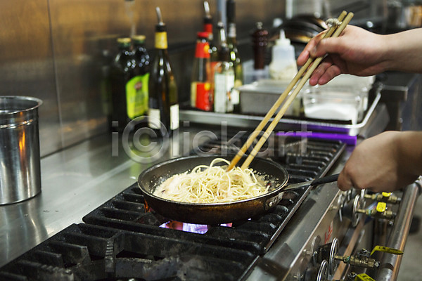 과정 요리중 사람 신체부위 한명 JPG 포토 서양음식 손 실내 요리 요리사 음식 젓가락 주방 파스타 프라이팬