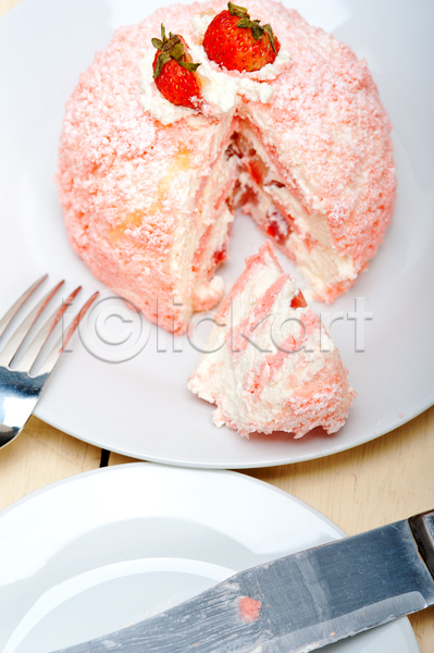 달콤 사람없음 JPG 포토 하이앵글 해외이미지 나이프 딸기 딸기케이크 분홍색 생크림 접시 케이크 포크 해외202004