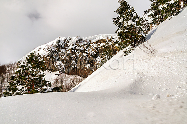 추위 사람없음 JPG 포토 해외이미지 겨울 계절 공원 내추럴 냉동 눈내림 백그라운드 산 서리 숲 스페인 야외 얼음 여행 자연 풍경(경치) 하늘 해외202004 환경 휴가 흰색