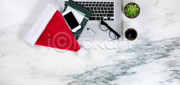 사람없음 JPG 포토 해외이미지 12월 가로 교육 기념 노트북 대리석 머리위 모바일 무선전화기 비즈니스 사무실 산타클로스 세포 스마트폰 업무 오브젝트 자료 종이 직장 책상 카피스페이스 캡모자 커피 컴퓨터 크리스마스 키보드 펜 해외202004 해외포토 핸드폰 휴가 휴대용