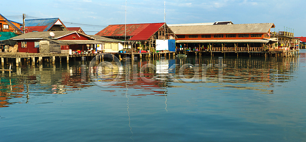 사람없음 JPG 포토 해외이미지 가로 건물 구름 낚시 낚시꾼 마을 목재 물 바다 보트 복고 산 섬 스타일 시골 시골집 언덕 옛날 오두막 전국 전통 주택 태국 파란색 하늘 함선 항구 해외202004 해외포토 햇빛