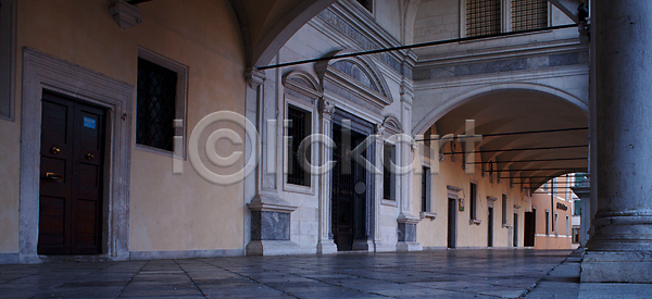 자유 사람없음 JPG 포토 해외이미지 건물 건축양식 계단 광장 궁전 기둥 르네상스 미술관 베네치아 스타일 아치 야간 역사 일몰 재산 정사각형 조각상 창문 타운 해외202004 해외포토
