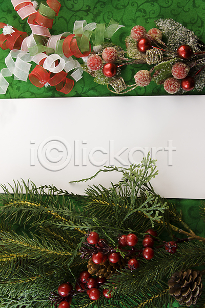 사람없음 JPG 포토 해외이미지 나뭇가지 리본 빨간색 솔방울 신용카드 열매 우주 장식 전나무 초록색 카피스페이스 크리스마스 해외202004 휴가 흰색