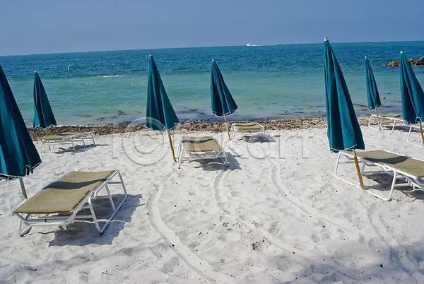 휴식 사람없음 JPG 포토 해외이미지 강렬 구름(자연) 그늘 맑음 모래 물 바다 여름(계절) 여행 우산 의자 초록색 컬러풀 태양 파란색 하늘 해변 해외202004 휴가 흰색